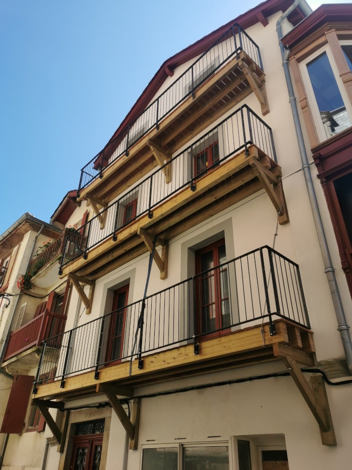 Garde-corps immeuble acier design industriel