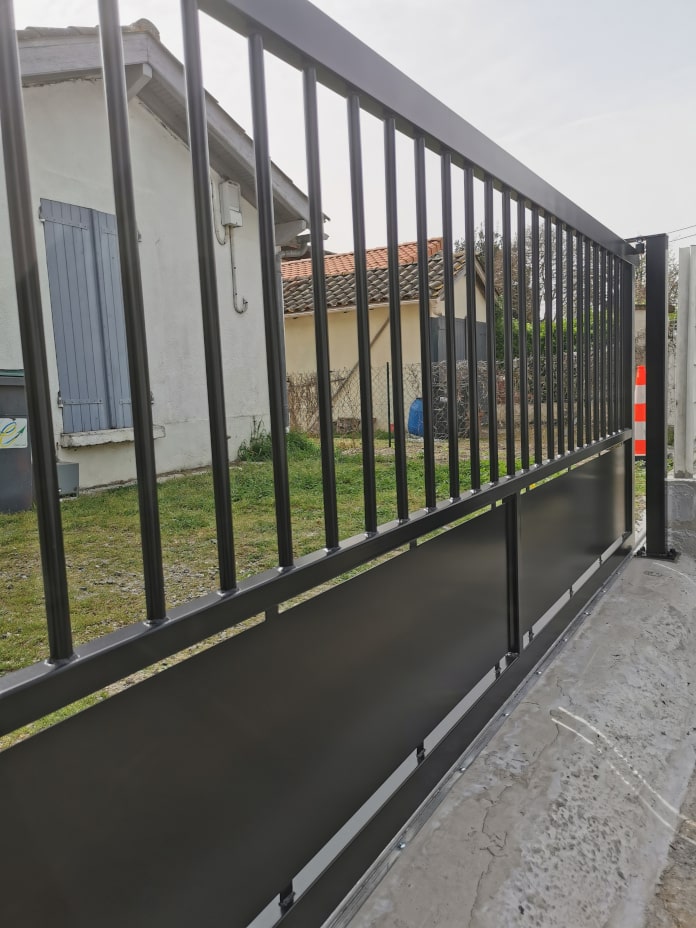 Portail noir coulissant